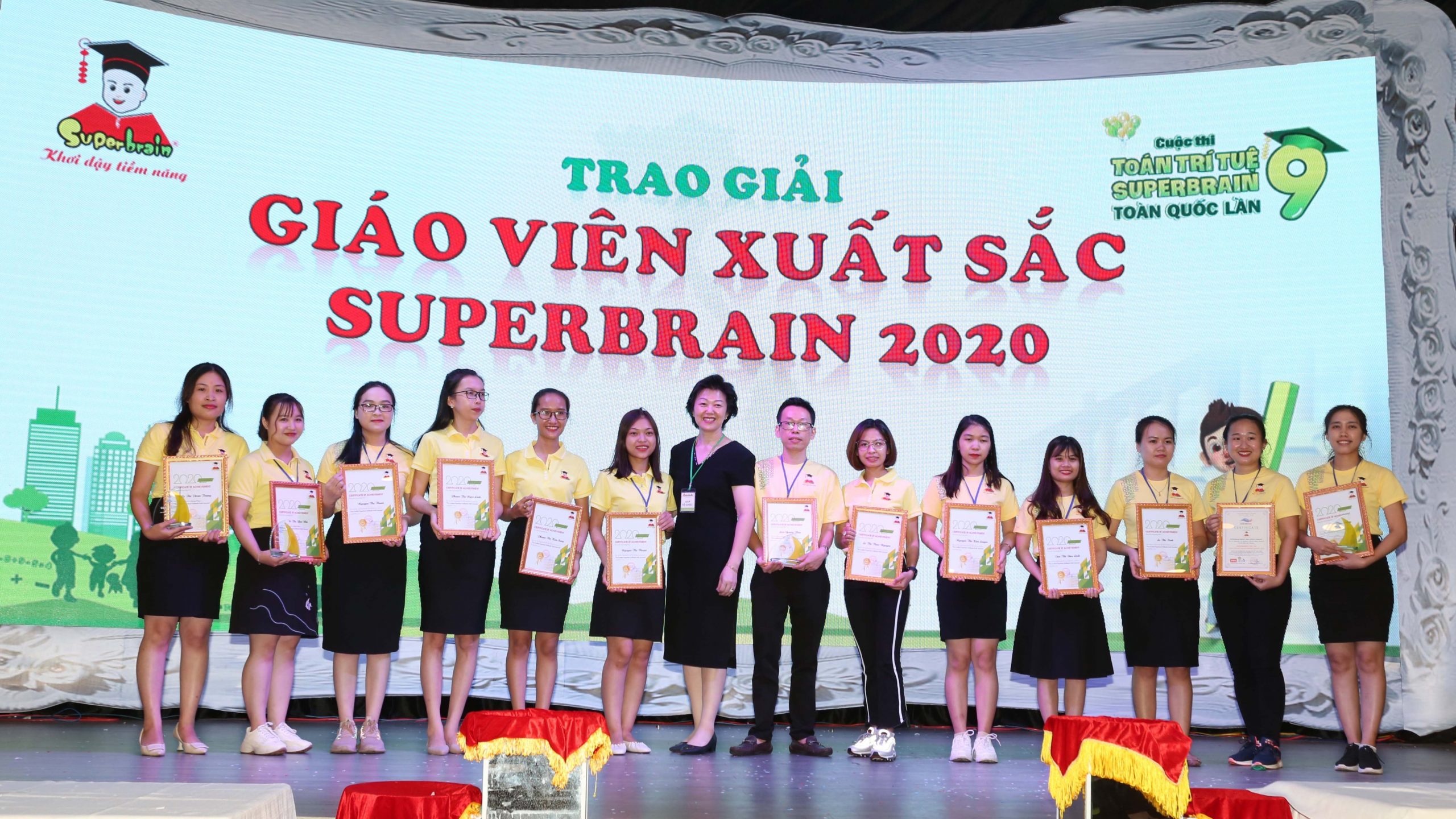 Các bạn giáo viên đã không ngừng nỗ lực phấn đấu