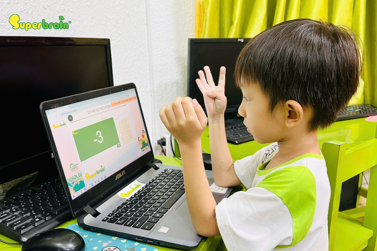 Học viên đang học tại Cấp độ Pre - K của Superbrain