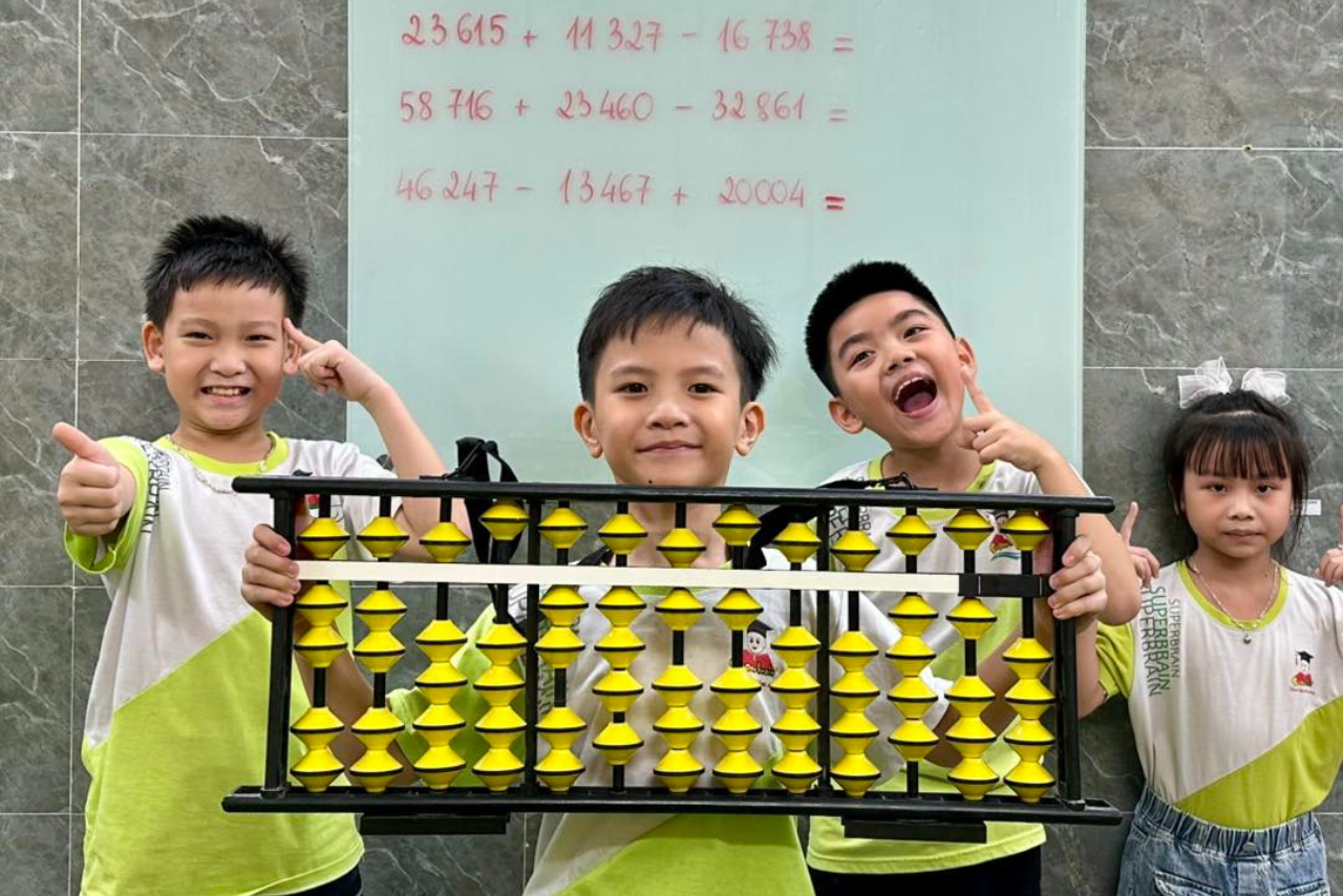 Học sinh đang học tại Cấp độ Super 2 của Superbrain