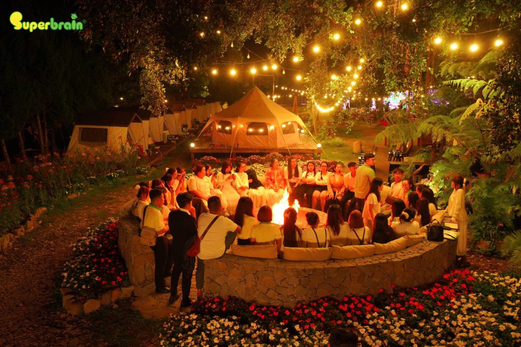 Đội ngũ Người hướng dẫn Superbrain trải nghiệm La Bàn Hạnh Phúc tại Family Day 2025 với không khí sôi động và đầy cảm hứng